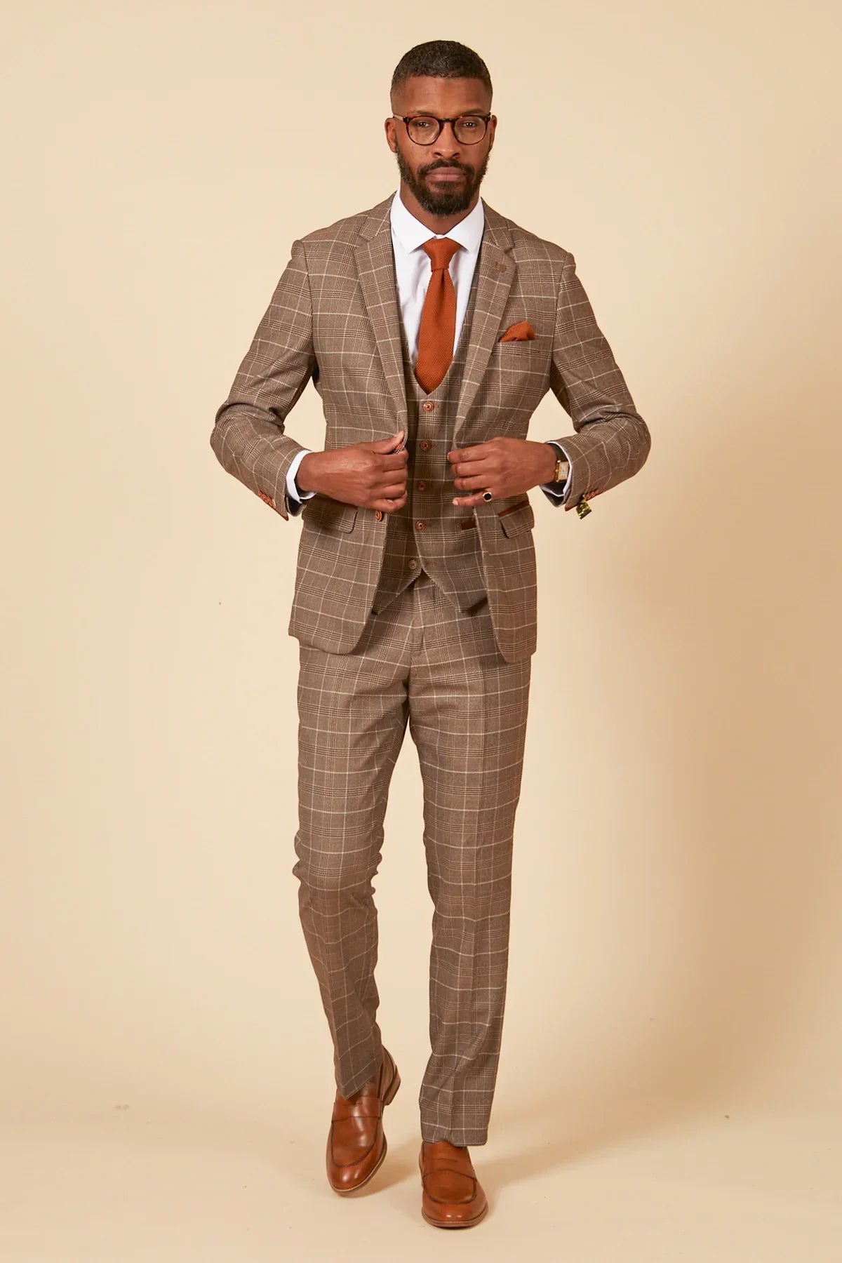 3-dielny oblek - Kostým pre mužov v béžovej farbe s károvaným vzorom - Marc Darcy Ray hnedý oblek