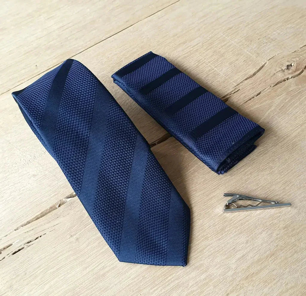 Sada Cavani Gentleman v námorníckej modrej farbe s kravatou, vreckovkou a klipom