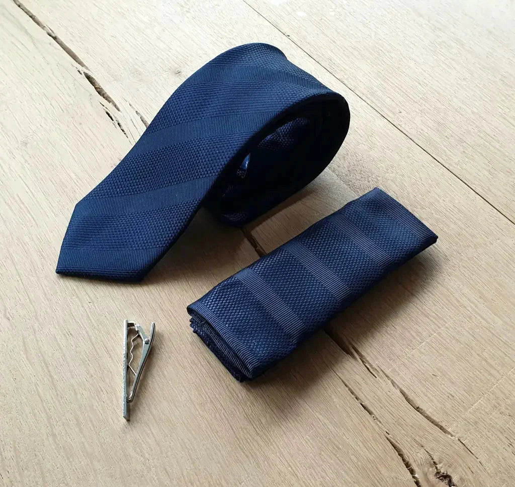 Sada Cavani Gentleman v námorníckej modrej farbe s kravatou, vreckovkou a klipom