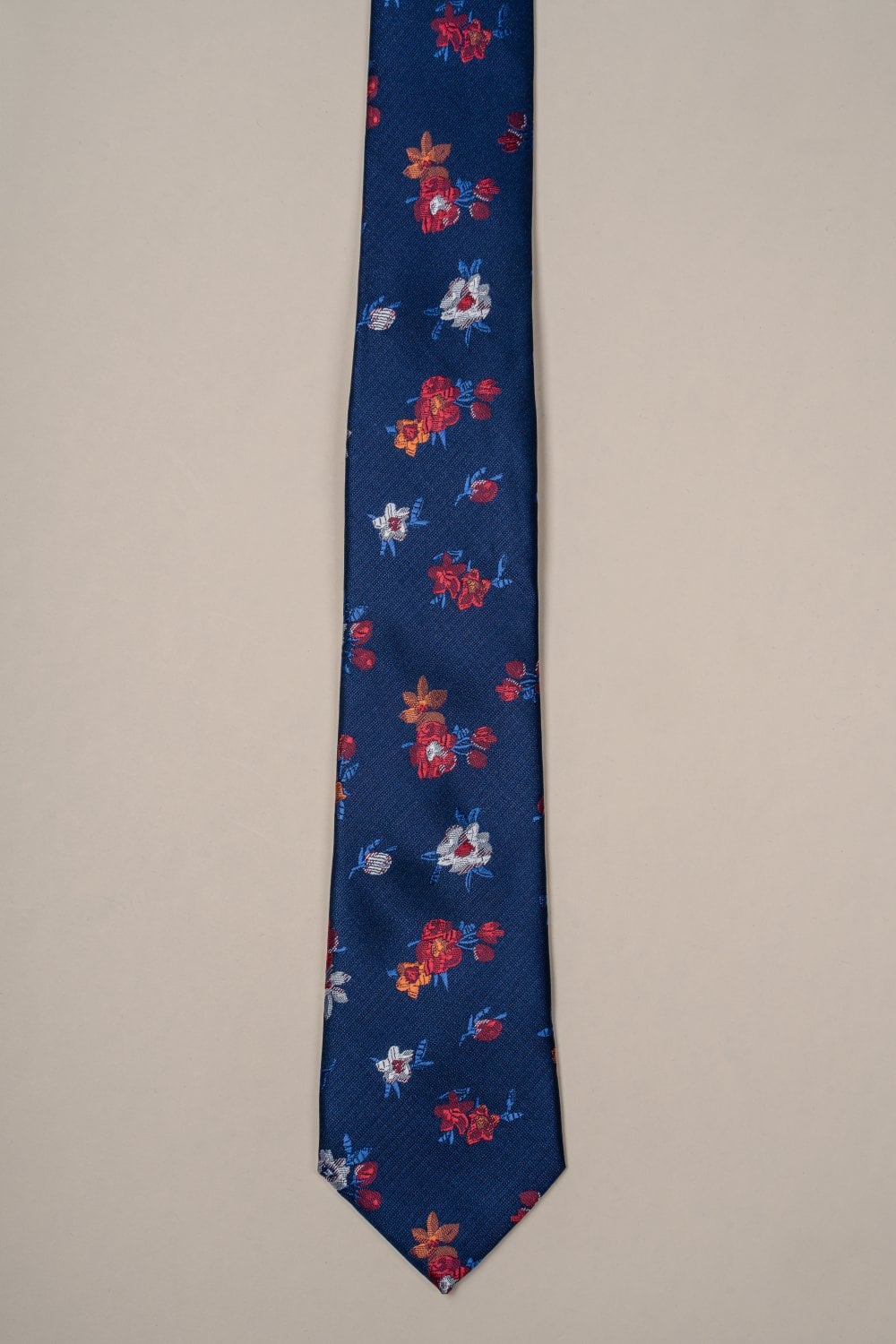 Cavani - Sada kravaty s červeným kvetinovým vzorom v tmavomodrej farbe