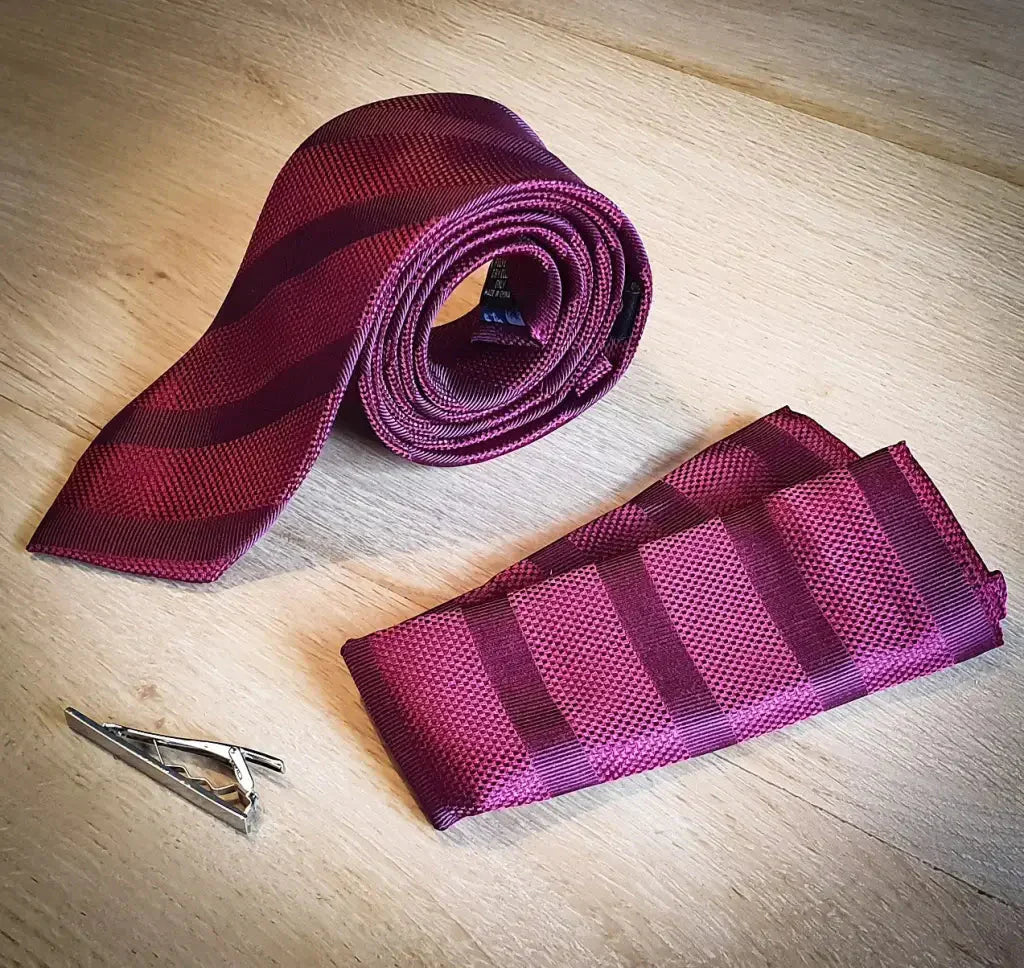 Cavani vínovočervený pruhovaný motýlik, kapesník a spona na kravatu