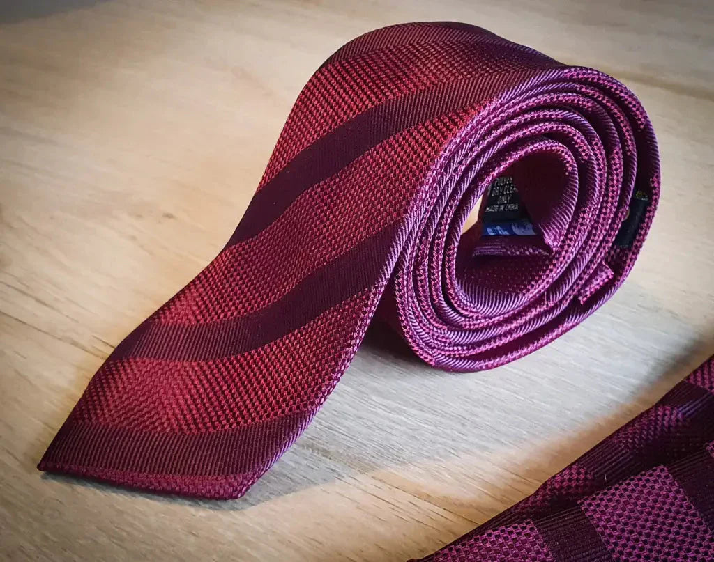 Cavani vínovočervený pruhovaný motýlik, kapesník a spona na kravatu