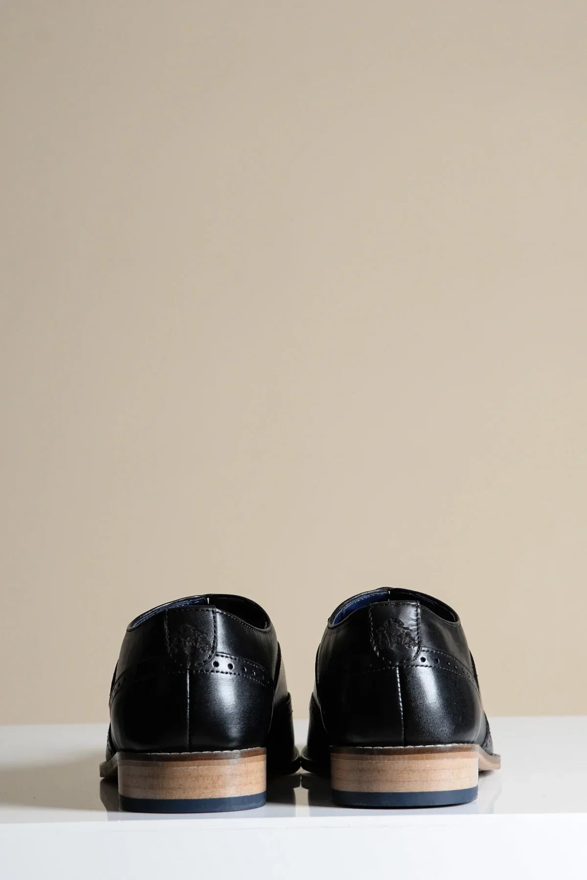 Čierne kožené topánky, Marc Darcy Dawson - krídlový vzor s dierkami